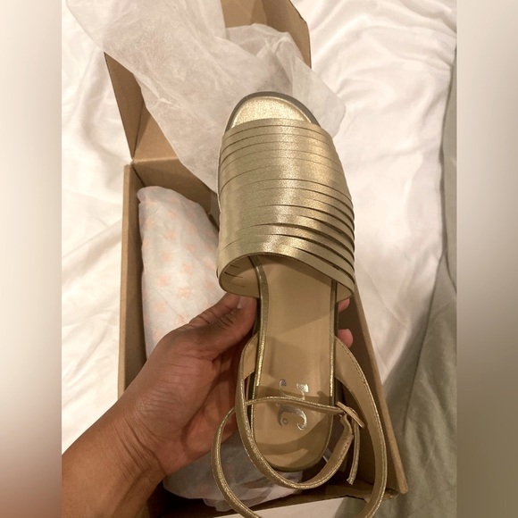 Journee Collection Gold Sandals Size 7.5M - Picture 2 of 4